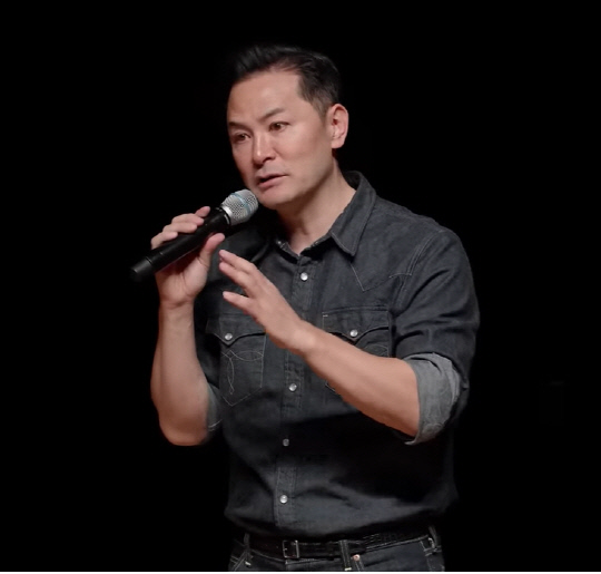 '소통 전문가' 김창옥 강사가 자신의 유튜브에서 강연하고 있다.  [유튜브 김창옥TV 캡처]